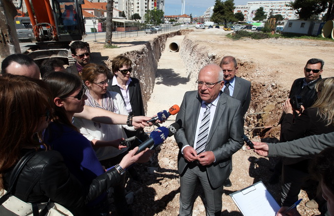 Zadar, 150413.
Ulica Petra Skoke i Marina Getaldica. Pocetak radova na ugradnji kolektora oborinskih voda i kolnika s infrastrukturom vrijedan 40 milijuna kuna. Na fotografiji detalj sa gradilista.
Na fotografiji predstavnici Hrvatskih voda, odvodnje i gr
