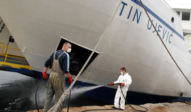 Sinoc oko 19 sati prilikom uplovljavanja u splitsku luku trajekt Tin Ujevic udario je u vrh gata Sv. Petar. Trajektu je navodno otkazao jedan od bocnih motora a prilikom udara u more je isteklo oko 33 tone goriva. Na fotografiji trajekt Tin Ujevic onecist