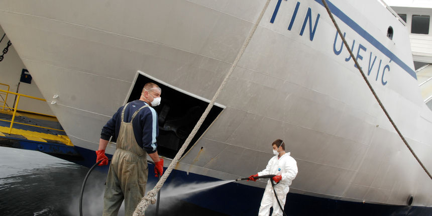 Sinoc oko 19 sati prilikom uplovljavanja u splitsku luku trajekt Tin Ujevic udario je u vrh gata Sv. Petar. Trajektu je navodno otkazao jedan od bocnih motora a prilikom udara u more je isteklo oko 33 tone goriva. Na fotografiji trajekt Tin Ujevic onecist Sinoc oko 19 sati prilikom uplovljavanja u splitsku luku trajekt Tin Ujevic udario je u vrh gata Sv. Petar. Trajektu je navodno otkazao jedan od bocnih motora a prilikom udara u more je isteklo oko 33 tone goriva. Na fotografiji trajekt Tin Ujevic onecist