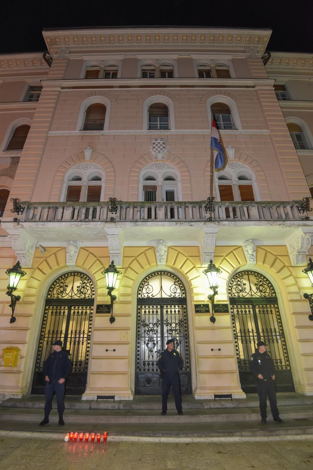 Klub studenata Antifijaka organizirao mirni prosvijed ispred Županijskog suda u Zadru