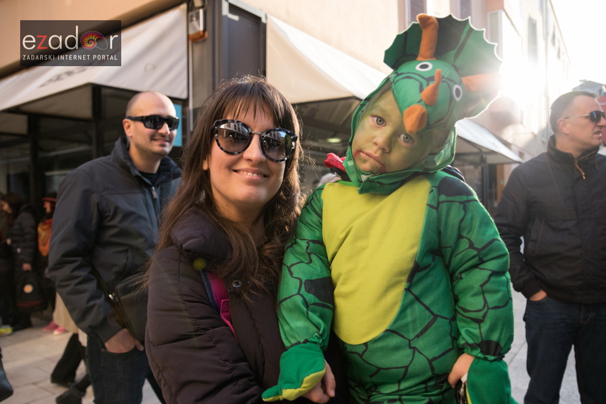 Zadarski karneval 2018: Povorka maškaranih skupina od Gradskih vrata preko Foruma do Narodnog trga Zadarski karneval 2018: Povorka maškaranih skupina od Gradskih vrata preko Foruma do Narodnog trga