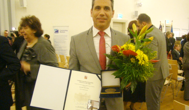 Ivan Šimunić primio nagradu u ime župana Stipe Zrilića. Foto: zadarska-zupanija.hr