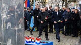 Zadar: Odavanje počasti kod spomenika hrvatskim braniteljima povodom obljetnice VRO Maslenica Zadar: Odavanje počasti kod spomenika hrvatskim braniteljima povodom obljetnice VRO Maslenica
