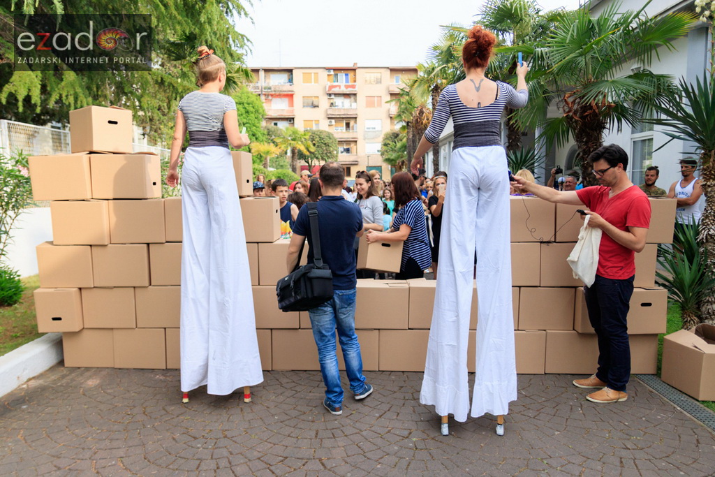 Simboličnim rušenjem zida započeo je urbani festival KvartArt na Voštarnici