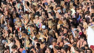 Otok Pag – Hideout festival privukao je mnogobrojnu publiku na popularnu plazu Zrce gdje se na after beach partiju u klubu Papaya plesalo cijelo poslijepodne. Photo: Filip Brala/PIXSELL