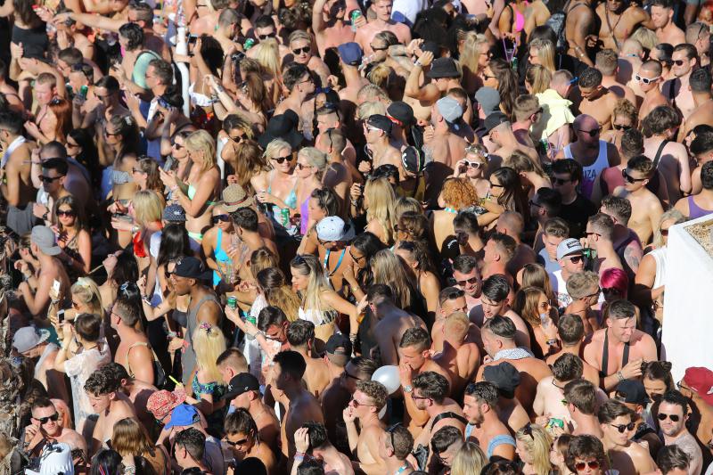 Otok Pag – Hideout festival privukao je mnogobrojnu publiku na popularnu plazu Zrce gdje se na after beach partiju u klubu Papaya plesalo cijelo poslijepodne. Photo: Filip Brala/PIXSELL