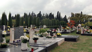 Usprkos jakom jugu gradsko groblje u Zadru danas je zasjalo toplim bojama cvijeca i svijeca kojima su gradjani ukrasili posljednja pocivalista svojih najdrazih, Foto: Mladen Malik Usprkos jakom jugu gradsko groblje u Zadru danas je zasjalo toplim bojama cvijeca i svijeca kojima su gradjani ukrasili posljednja pocivalista svojih najdrazih, Foto: Mladen Malik