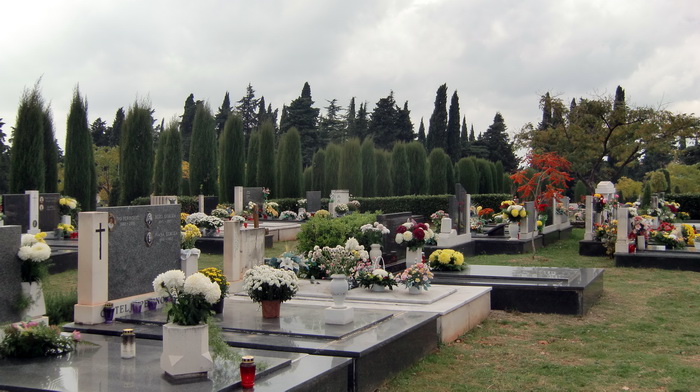 Usprkos jakom jugu gradsko groblje u Zadru danas je zasjalo toplim bojama cvijeca i svijeca kojima su gradjani ukrasili posljednja pocivalista svojih najdrazih, Foto: Mladen Malik Usprkos jakom jugu gradsko groblje u Zadru danas je zasjalo toplim bojama cvijeca i svijeca kojima su gradjani ukrasili posljednja pocivalista svojih najdrazih, Foto: Mladen Malik