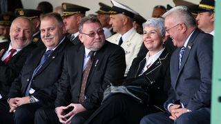 Vukovar, 250610.
U povodu Dana drzavnosti Republike Hrvatske obiljezen  zavrsetak skolovanja polaznika vojnih skola za potrebe Oruzanih snaga. Na fotografiji premijerka Jadranka Kosor, predsjednik sabora Luka Bebic i Vladimir Seks u razgovoru.
Foto: Damir