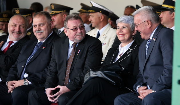 Vukovar, 250610.
U povodu Dana drzavnosti Republike Hrvatske obiljezen  zavrsetak skolovanja polaznika vojnih skola za potrebe Oruzanih snaga. Na fotografiji premijerka Jadranka Kosor, predsjednik sabora Luka Bebic i Vladimir Seks u razgovoru.
Foto: Damir