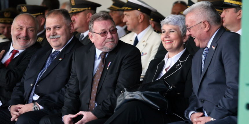 Vukovar, 250610.
U povodu Dana drzavnosti Republike Hrvatske obiljezen  zavrsetak skolovanja polaznika vojnih skola za potrebe Oruzanih snaga. Na fotografiji premijerka Jadranka Kosor, predsjednik sabora Luka Bebic i Vladimir Seks u razgovoru.
Foto: Damir