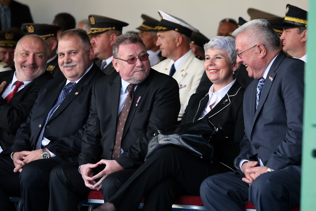 Vukovar, 250610.
U povodu Dana drzavnosti Republike Hrvatske obiljezen  zavrsetak skolovanja polaznika vojnih skola za potrebe Oruzanih snaga. Na fotografiji premijerka Jadranka Kosor, predsjednik sabora Luka Bebic i Vladimir Seks u razgovoru.
Foto: Damir