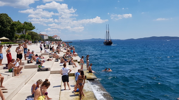 Đir uz more 19. srpnja 2016. – Uvala Draženica, kupalište Jadran, Moprske orgulje i Pozdrav suncu, zadarska riva… Foto: Mladen Malik Đir uz more 19. srpnja 2016. – Uvala Draženica, kupalište Jadran, Moprske orgulje i Pozdrav suncu, zadarska riva… Foto: Mladen Malik