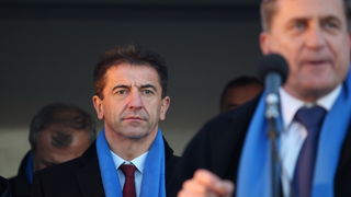 Zadar, 261111.
Parlamentarni izbori 2011.
Predsjednica HDZ-a Jadranka Kosor danas se u Skabrnji kod spomen-obiljezja poklonila vojnim i civilnim zrtvama Domovinskog rata, a potom je na Trgu dr. Franje Tudjmana odrzala predizborni govor i druzila se sa gra Zadar, 261111.
Parlamentarni izbori 2011.
Predsjednica HDZ-a Jadranka Kosor danas se u Skabrnji kod spomen-obiljezja poklonila vojnim i civilnim zrtvama Domovinskog rata, a potom je na Trgu dr. Franje Tudjmana odrzala predizborni govor i druzila se sa gra