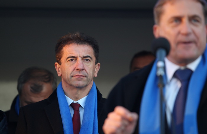 Zadar, 261111.
Parlamentarni izbori 2011.
Predsjednica HDZ-a Jadranka Kosor danas se u Skabrnji kod spomen-obiljezja poklonila vojnim i civilnim zrtvama Domovinskog rata, a potom je na Trgu dr. Franje Tudjmana odrzala predizborni govor i druzila se sa gra Zadar, 261111.
Parlamentarni izbori 2011.
Predsjednica HDZ-a Jadranka Kosor danas se u Skabrnji kod spomen-obiljezja poklonila vojnim i civilnim zrtvama Domovinskog rata, a potom je na Trgu dr. Franje Tudjmana odrzala predizborni govor i druzila se sa gra