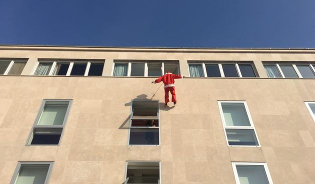 Djed Bozicnjak se spusta niz hostel