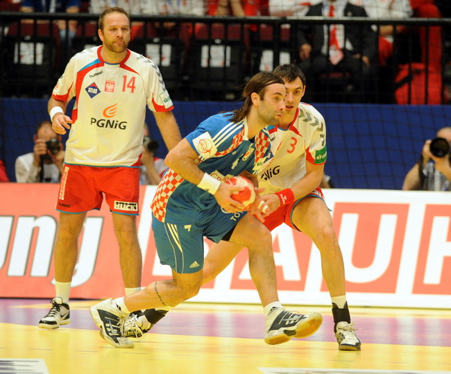 Bec, 300110.
Austrija je domacin EURO 2010 u rukometu od 19-31 01.10. U Becu se igraju utakmice poufinala i finala. Polufinale su izborile reprezentacije Islanda, Francuske, Poljske i Hrvatske.
Polufinale, susret ekipa Hrvatska – Poljske.
Na slici: Ivano Bec, 300110.
Austrija je domacin EURO 2010 u rukometu od 19-31 01.10. U Becu se igraju utakmice poufinala i finala. Polufinale su izborile reprezentacije Islanda, Francuske, Poljske i Hrvatske.
Polufinale, susret ekipa Hrvatska – Poljske.
Na slici: Ivano