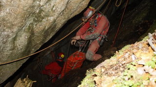 Gracac, 170711.
Speleologu koji je s kolegom u nedjelju istrazivao jamu Kita Gacesina kod Gracaca je pozlilo te je pao u, kako se doznaje, dijabeticku komu koja ga je uhvatila u snu. Ostao je lezati na 362 metra dubine. Rijec je o muskarcu (37) iz Samobor Gracac, 170711.
Speleologu koji je s kolegom u nedjelju istrazivao jamu Kita Gacesina kod Gracaca je pozlilo te je pao u, kako se doznaje, dijabeticku komu koja ga je uhvatila u snu. Ostao je lezati na 362 metra dubine. Rijec je o muskarcu (37) iz Samobor