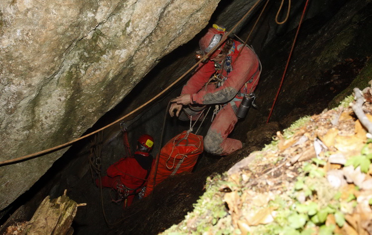 Gracac, 170711.
Speleologu koji je s kolegom u nedjelju istrazivao jamu Kita Gacesina kod Gracaca je pozlilo te je pao u, kako se doznaje, dijabeticku komu koja ga je uhvatila u snu. Ostao je lezati na 362 metra dubine. Rijec je o muskarcu (37) iz Samobor Gracac, 170711.
Speleologu koji je s kolegom u nedjelju istrazivao jamu Kita Gacesina kod Gracaca je pozlilo te je pao u, kako se doznaje, dijabeticku komu koja ga je uhvatila u snu. Ostao je lezati na 362 metra dubine. Rijec je o muskarcu (37) iz Samobor