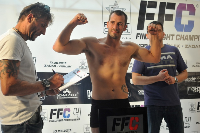 Zadar, 090513.
Sluzbeno vaganje sudionika za borilacki spektakl FFC 04 koji se sutra odrzava u dvorani na Visnjiku.
Foto: Luka Gerlanc / CROPIX Zadar, 090513.
Sluzbeno vaganje sudionika za borilacki spektakl FFC 04 koji se sutra odrzava u dvorani na Visnjiku.
Foto: Luka Gerlanc / CROPIX