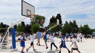 Povodom 20. godisnjice smrti kosarkaskog velikana Krese Cosica, uz humanitarnu prodaju proizvoda po simbolicnima cijenama na Forumu je organizirana izlozba njegovih fotografija, a najmladji su sudjelovali u kosarkaskom turniru. Ljerka Cosic s obitelji. Ph Povodom 20. godisnjice smrti kosarkaskog velikana Krese Cosica, uz humanitarnu prodaju proizvoda po simbolicnima cijenama na Forumu je organizirana izlozba njegovih fotografija, a najmladji su sudjelovali u kosarkaskom turniru. Ljerka Cosic s obitelji. Ph