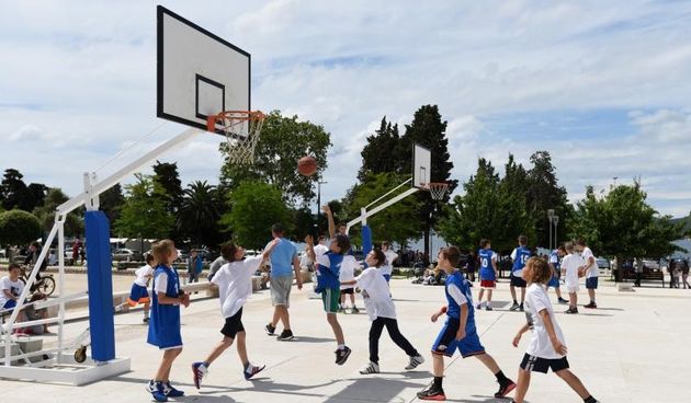 Povodom 20. godisnjice smrti kosarkaskog velikana Krese Cosica, uz humanitarnu prodaju proizvoda po simbolicnima cijenama na Forumu je organizirana izlozba njegovih fotografija, a najmladji su sudjelovali u kosarkaskom turniru. Ljerka Cosic s obitelji. Ph