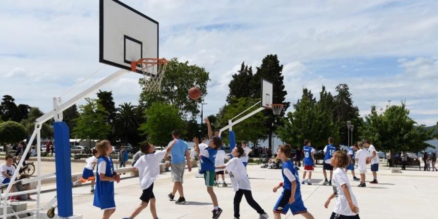Povodom 20. godisnjice smrti kosarkaskog velikana Krese Cosica, uz humanitarnu prodaju proizvoda po simbolicnima cijenama na Forumu je organizirana izlozba njegovih fotografija, a najmladji su sudjelovali u kosarkaskom turniru. Ljerka Cosic s obitelji. Ph