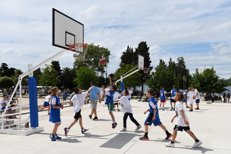 Povodom 20. godisnjice smrti kosarkaskog velikana Krese Cosica, uz humanitarnu prodaju proizvoda po simbolicnima cijenama na Forumu je organizirana izlozba njegovih fotografija, a najmladji su sudjelovali u kosarkaskom turniru. Ljerka Cosic s obitelji. Ph Povodom 20. godisnjice smrti kosarkaskog velikana Krese Cosica, uz humanitarnu prodaju proizvoda po simbolicnima cijenama na Forumu je organizirana izlozba njegovih fotografija, a najmladji su sudjelovali u kosarkaskom turniru. Ljerka Cosic s obitelji. Ph