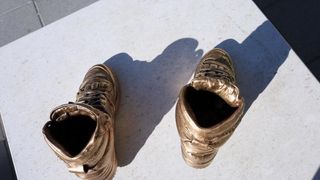 Brončane tenisice Dražena Petrovića postavljene na istoimeni šibenski trg, Foto: Duško Jaramaz/PIXSELL