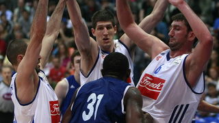 Zagreb, 150512.
KC Drazen Petrovic, Savska cesta.
Prva utakmica polufinala PH za kosarkase Cibona – Zadar.
Na fotografija: Damjan Rudez i Goran Suton.
Foto: Ronald Gorsic / CROPIX Zagreb, 150512.
KC Drazen Petrovic, Savska cesta.
Prva utakmica polufinala PH za kosarkase Cibona – Zadar.
Na fotografija: Damjan Rudez i Goran Suton.
Foto: Ronald Gorsic / CROPIX