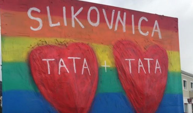 Šokantni prizori s dječjeg karnevala u Kaštelu: povorka zapalila slikovnicu koja predstavlja istospolnu zajednicu