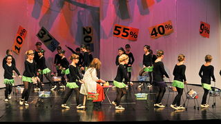 Plesna udruga Gesta: Božićni šoping u SuperOvoj, Foto: Željko Karavida Plesna udruga Gesta: Božićni šoping u SuperOvoj, Foto: Željko Karavida