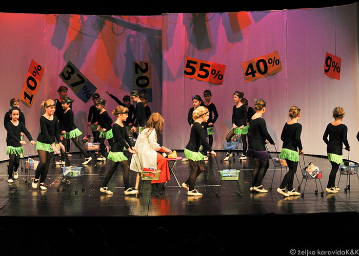 Plesna udruga Gesta: Božićni šoping u SuperOvoj, Foto: Željko Karavida Plesna udruga Gesta: Božićni šoping u SuperOvoj, Foto: Željko Karavida