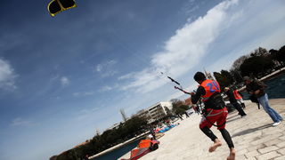 Zadar, 040410.
Na zadarskoj rivi u organizaciji kluba kluba Spinaker odrzala se prva medjunarodna kitesurfing regata, uz sudjelovanje natjecatelja iz Hrvatske, Ceske, Austrije i Slovenije. 
Na fotografiji natjecanje u zadarskom kanalu.
Foto: Vladimir Ivan