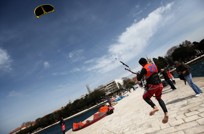Zadar, 040410.
Na zadarskoj rivi u organizaciji kluba kluba Spinaker odrzala se prva medjunarodna kitesurfing regata, uz sudjelovanje natjecatelja iz Hrvatske, Ceske, Austrije i Slovenije. 
Na fotografiji natjecanje u zadarskom kanalu.
Foto: Vladimir Ivan