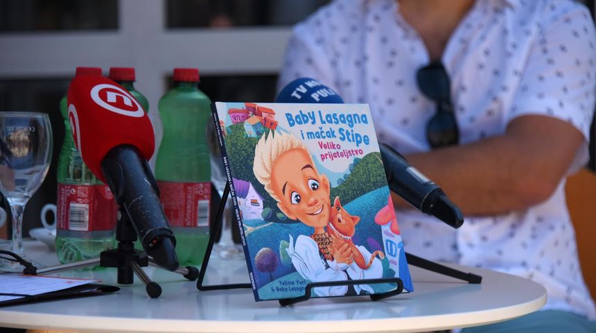 Marko Purišić u Umagu predstavio svoju slikovnicu ‘Baby Lasagna i mačak Stipe’ Marko Purišić u Umagu predstavio svoju slikovnicu ‘Baby Lasagna i mačak Stipe’