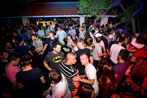 Odlična zabava u Noštromo i Vagabundo barovima na Viru