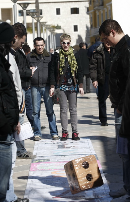 Split, 070310.
Forum mladih SDP-a izradio je novu igru “Kerumopoly” koju su predstavili gradjanima u nedjeljno jutro u Marmontovoj ulici.
Igra je parodija na popularnu igru Monopoly, s tim da je u ovoj igri glavni junak gradonacelnik Splita Zeljko Kerum. Split, 070310.
Forum mladih SDP-a izradio je novu igru “Kerumopoly” koju su predstavili gradjanima u nedjeljno jutro u Marmontovoj ulici.
Igra je parodija na popularnu igru Monopoly, s tim da je u ovoj igri glavni junak gradonacelnik Splita Zeljko Kerum.