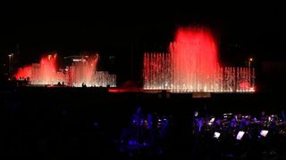 Zagrebacki gradonacelnik Milan Bandic svecano je otvorio zagrebacke fontane. U glazbenom dijelu programa nastupili su Prljavo kazaliste, Ivana Kindl, te orkestar i solisti Kazalista Komedija pod ravnanjem Kresimira Batinica: Renata Sabljak, Sandra Bagaric