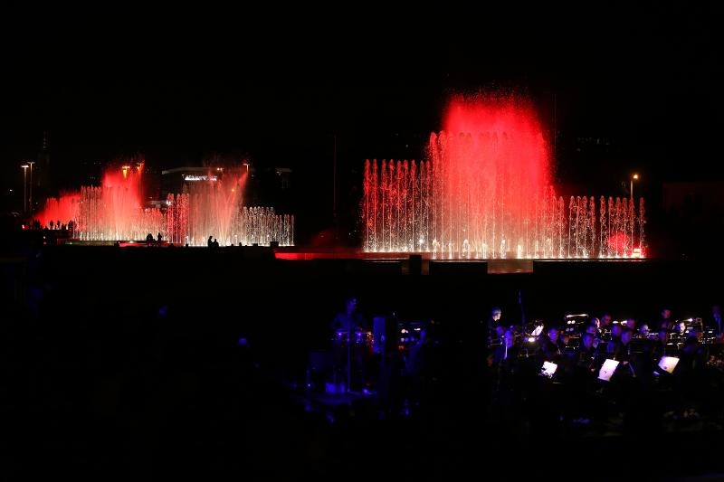 Zagrebacki gradonacelnik Milan Bandic svecano je otvorio zagrebacke fontane. U glazbenom dijelu programa nastupili su Prljavo kazaliste, Ivana Kindl, te orkestar i solisti Kazalista Komedija pod ravnanjem Kresimira Batinica: Renata Sabljak, Sandra Bagaric