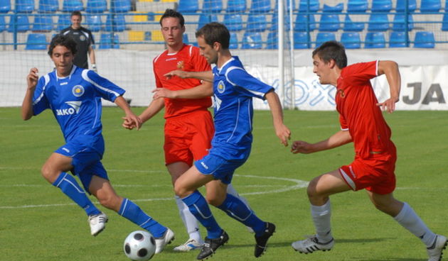Zadar, 240509.
Stadion u Stanovima.
Nogometna utakmica 32. kola T-com 1. HNL, Zadar – Croatia Sesvete.
Na fotografiji (plavi) igraci Zadra Begonja Luka i Dragan Zupan u napadu.
Foto: Andrija Lucic / CROPIX