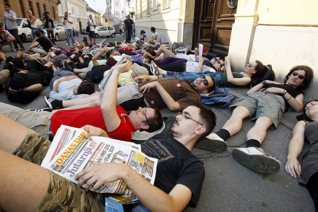 Zagreb, 130710.
Cirilometodska ulica.
Ispred gradske skupstine.
Udruge Zelena akcija i Pravo na grad organiziraju nastavak prosvjeda gradjana zbog gradnje ulazno-izlazne rampe u Varsavskoj za garazu Hoto grupe Tomislava Horvatincica.
Na slici: Prosvjednic Zagreb, 130710.
Cirilometodska ulica.
Ispred gradske skupstine.
Udruge Zelena akcija i Pravo na grad organiziraju nastavak prosvjeda gradjana zbog gradnje ulazno-izlazne rampe u Varsavskoj za garazu Hoto grupe Tomislava Horvatincica.
Na slici: Prosvjednic