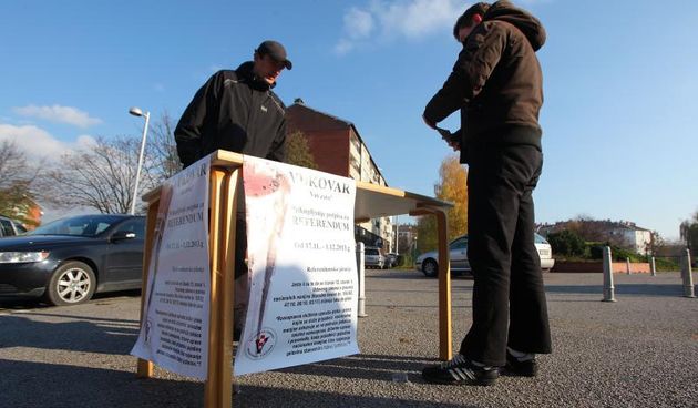 01.12.2013., Zagreb – Sakupljanje potpisa protiv uvodjenja dvojezicnih natpisa u Vukovaru na dan referenduma o definiciji braka. Photo: Tomislav Miletic/PIXSELL Autor  Tomislav Miletic/PIXSELL KLJUČNE RIJEČI  Vukovar, referendum, potpisi, cirilica, prot