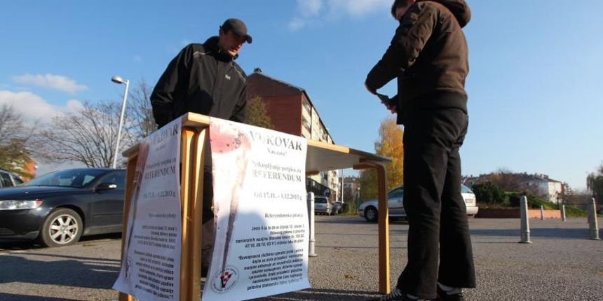 01.12.2013., Zagreb – Sakupljanje potpisa protiv uvodjenja dvojezicnih natpisa u Vukovaru na dan referenduma o definiciji braka. Photo: Tomislav Miletic/PIXSELL Autor Tomislav Miletic/PIXSELL KLJUČNE RIJEČI Vukovar, referendum, potpisi, cirilica, prot 01.12.2013., Zagreb – Sakupljanje potpisa protiv uvodjenja dvojezicnih natpisa u Vukovaru na dan referenduma o definiciji braka. Photo: Tomislav Miletic/PIXSELL Autor Tomislav Miletic/PIXSELL KLJUČNE RIJEČI Vukovar, referendum, potpisi, cirilica, prot