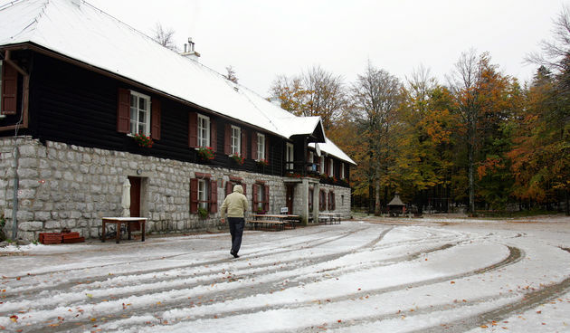 Prvi ovosezonski snijeg zabijelio je Platak, omiljeno izletiste i skijaliste Rijecana. Foto: Zeljko Sop / CROPIX