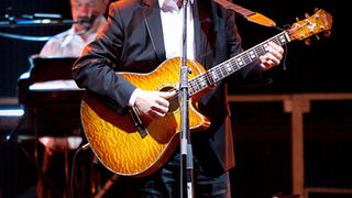 Oliver Dragojević i gudački orekestar Alana Bjelinskog na Višnjiku 22. ožujka 2011. Foto: Kristijan Orlić Oliver Dragojević i gudački orekestar Alana Bjelinskog na Višnjiku 22. ožujka 2011. Foto: Kristijan Orlić