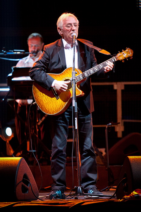 Oliver Dragojević i gudački orekestar Alana Bjelinskog na Višnjiku 22. ožujka 2011. Foto: Kristijan Orlić Oliver Dragojević i gudački orekestar Alana Bjelinskog na Višnjiku 22. ožujka 2011. Foto: Kristijan Orlić