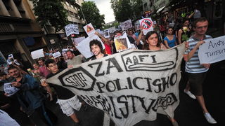 Skopje, 080611.
Veceras je u Skopju odrzan prosvjed protiv policijskog nasilja. Povod je ubojstvo 22-godisnjeg Martina Neshkovskog kojeg je u nedjelju navecer na trgu kada se slavila pobjeda nakon izbora, do smrti pretukao Igor Spasov, pripadnik makedons Skopje, 080611.
Veceras je u Skopju odrzan prosvjed protiv policijskog nasilja. Povod je ubojstvo 22-godisnjeg Martina Neshkovskog kojeg je u nedjelju navecer na trgu kada se slavila pobjeda nakon izbora, do smrti pretukao Igor Spasov, pripadnik makedons