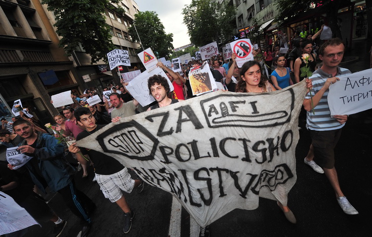 Skopje, 080611.
Veceras je u Skopju odrzan prosvjed protiv policijskog nasilja. Povod je ubojstvo 22-godisnjeg Martina Neshkovskog kojeg je u nedjelju navecer na trgu kada se slavila pobjeda nakon izbora, do smrti pretukao Igor Spasov, pripadnik makedons Skopje, 080611.
Veceras je u Skopju odrzan prosvjed protiv policijskog nasilja. Povod je ubojstvo 22-godisnjeg Martina Neshkovskog kojeg je u nedjelju navecer na trgu kada se slavila pobjeda nakon izbora, do smrti pretukao Igor Spasov, pripadnik makedons