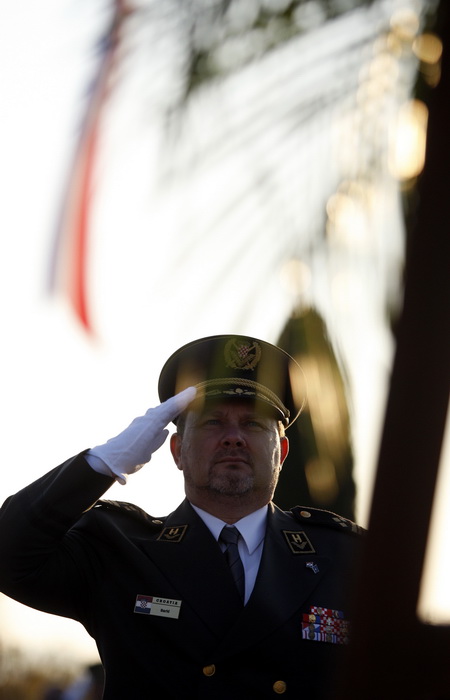 Skabrnja, 181111.
20. obljetnica stradanja Skabrnje. U Skabrnji je uz govore na trgu ispred crkve odrzano i polaganje vijenaca na groblju. Na slici Slavko Baric izaslanik Ive Josipovica.
Foto: Jure Miskovic / CROPIX Skabrnja, 181111.
20. obljetnica stradanja Skabrnje. U Skabrnji je uz govore na trgu ispred crkve odrzano i polaganje vijenaca na groblju. Na slici Slavko Baric izaslanik Ive Josipovica.
Foto: Jure Miskovic / CROPIX